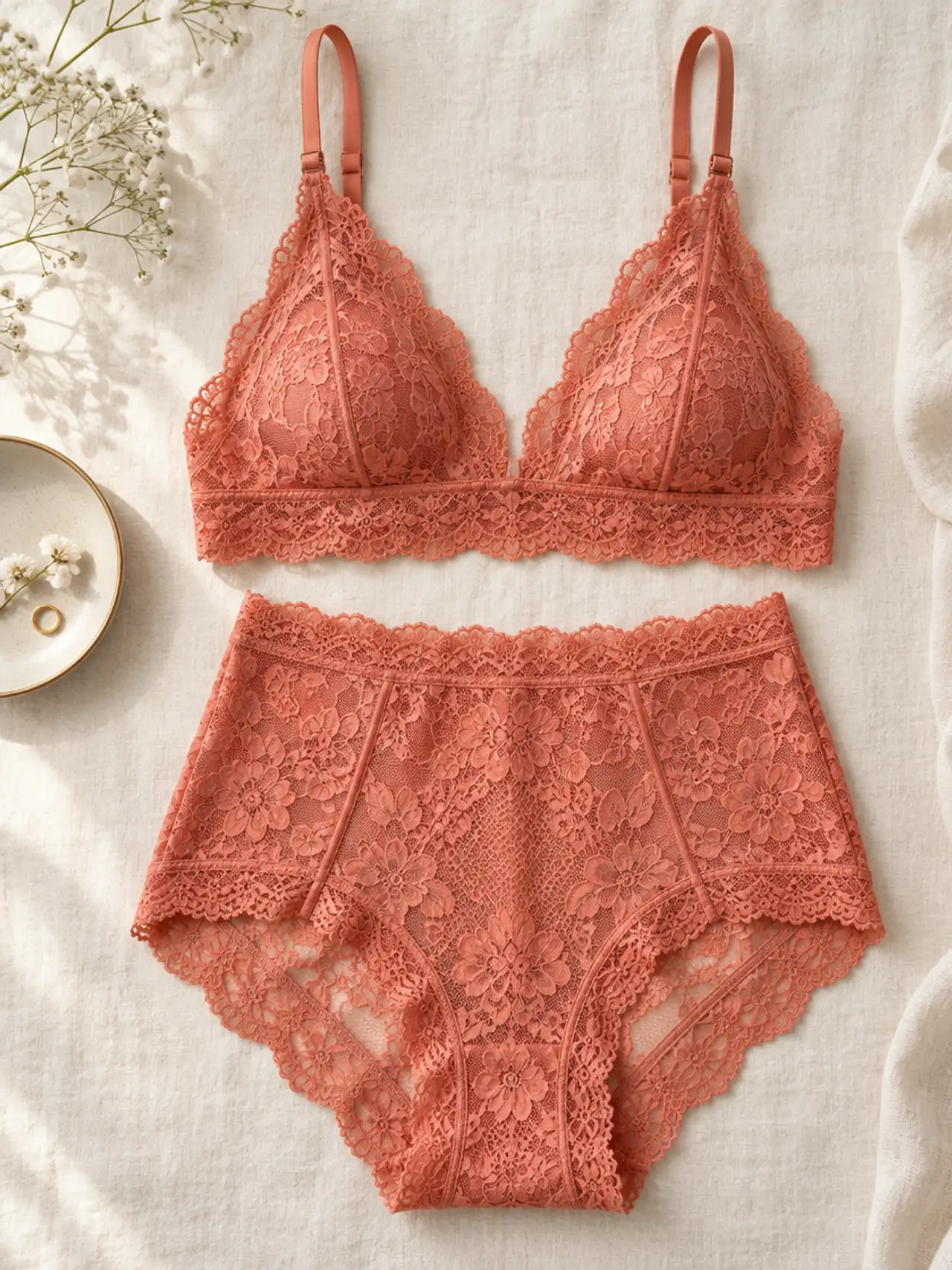 Conjunto de bralette y culotte de encaje coral hecho a mano